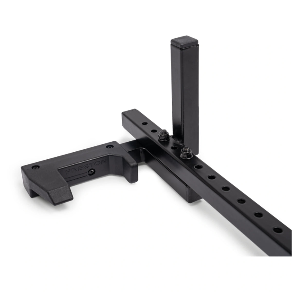 Preston Absolute 5G Shuttle Adaptor P0890079, detail van geperforeerde rail en Preston-steun op wit