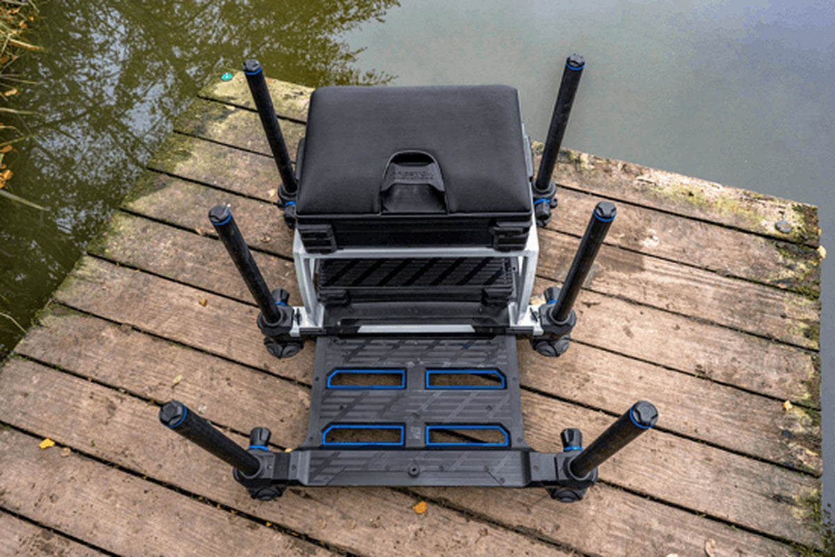Bovenaanzicht van de Preston Absolute 5G Station White Edition zitkist met uitgeschoven voetplaat op de steiger