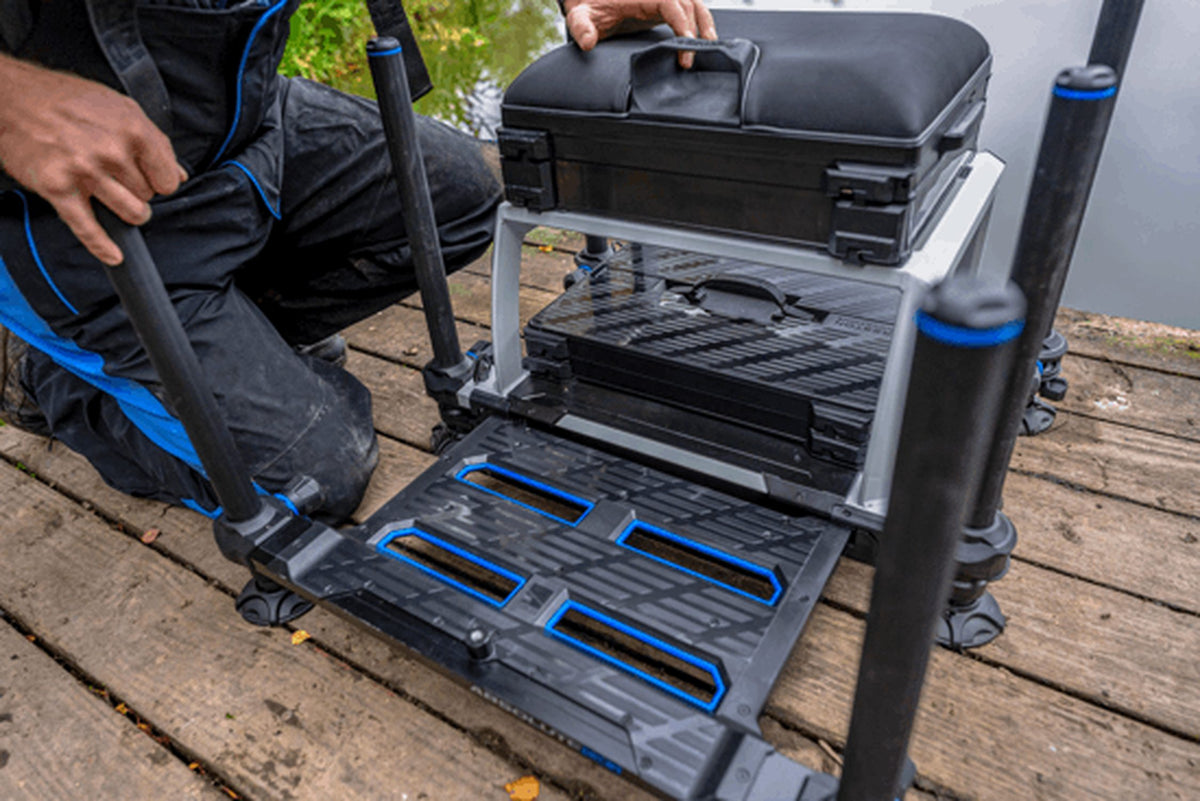 Preston Absolute 5G Station – detail van de zitting, zilverkleurig frame en gesloten losse lade-unit tijdens het bedienen