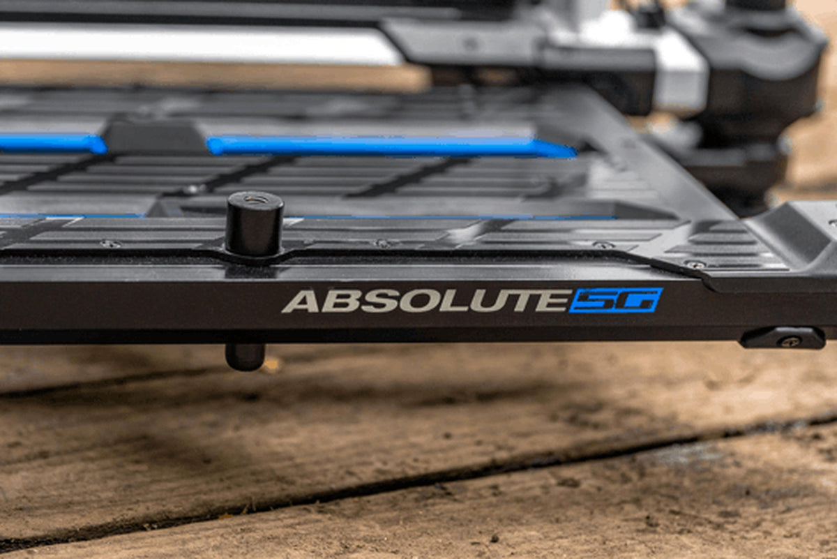 Preston Absolute 5G Station – detail van de vergrendelknop en ABSOLUTE 5G-opdruk op de zwarte rand van de voetplaat