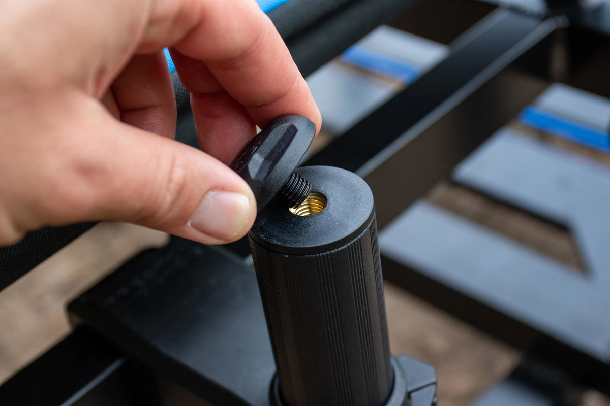 Detail van de schroefdraadaansluiting en uitneembare dop op de Preston Absolute Feeder Chair-poot