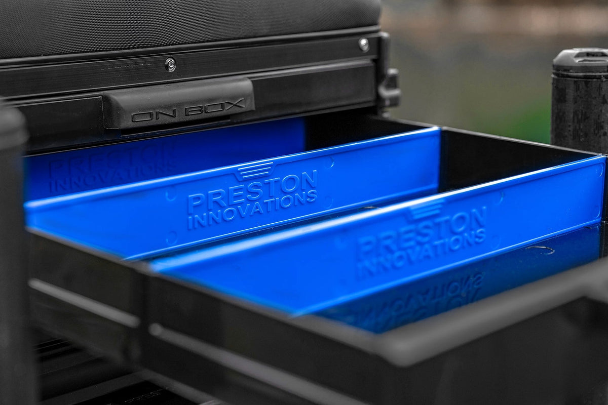 Detail van de blauwe uitneembare verdelers met Preston Innovations reliëf in de diepe zijlade