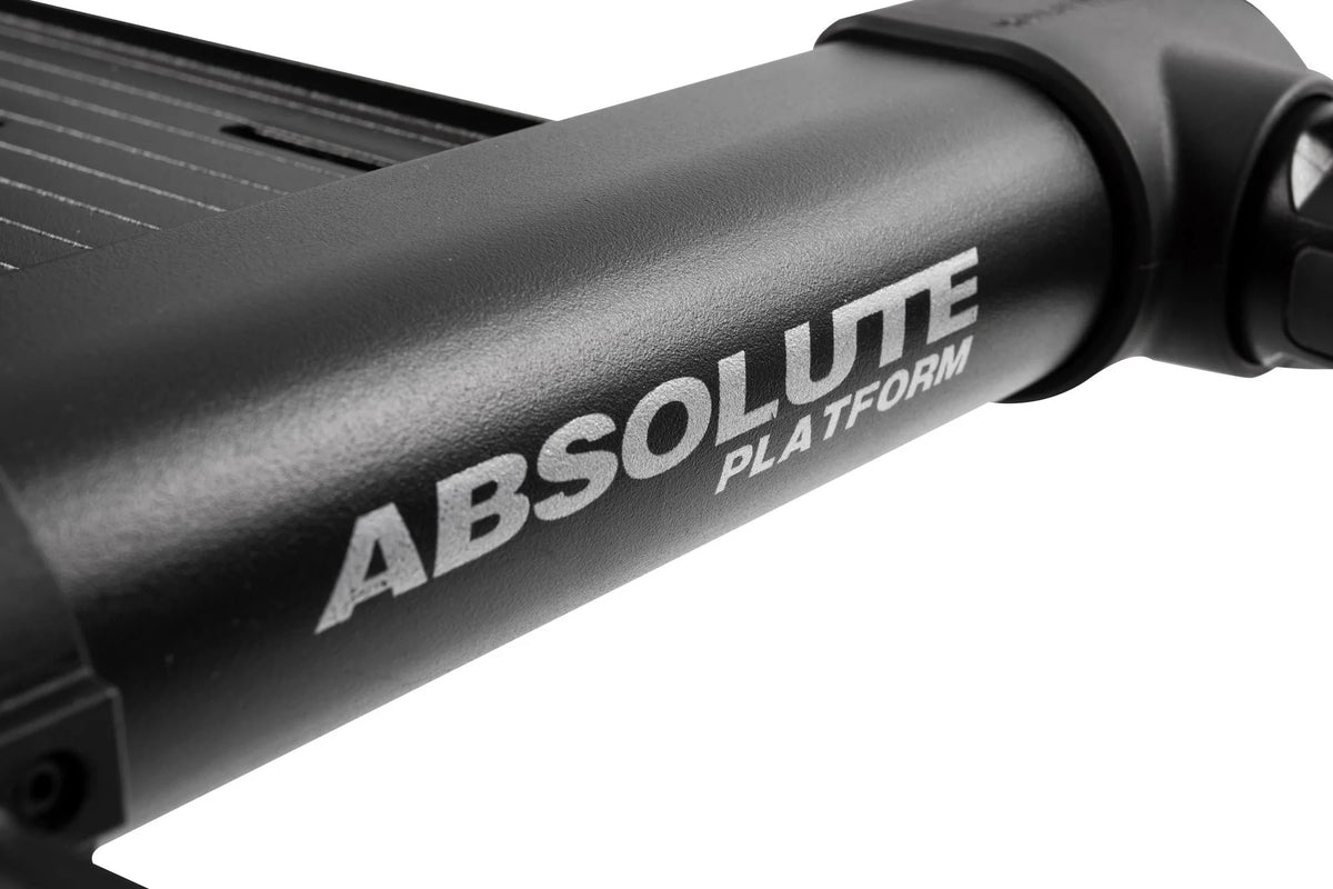Detail van de zwarte framebuis van het Preston Absolute Platform, met witte productopdruk, klem en geribbelde zijrail
