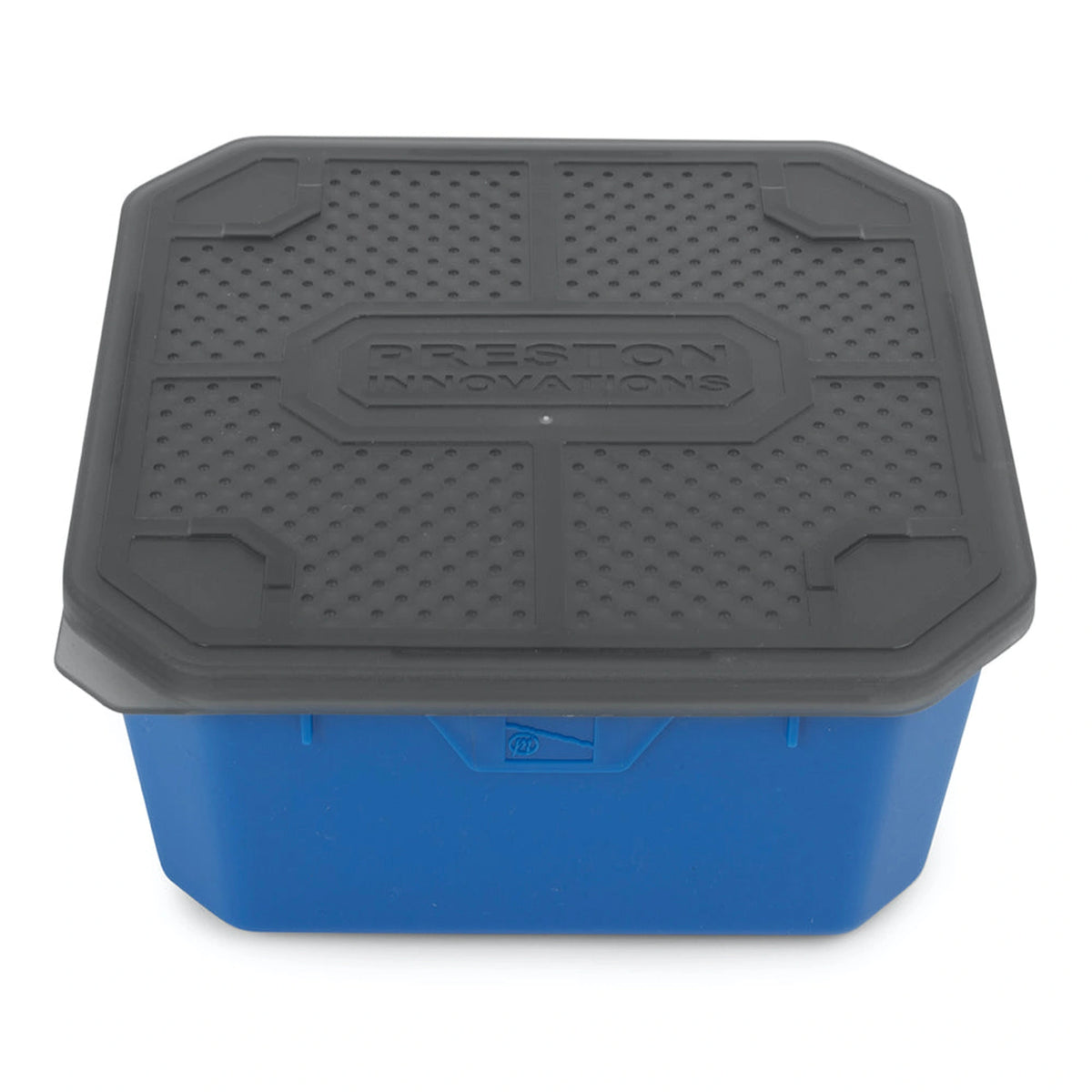 Preston 2 pint Bait Tub met zwart deksel op witte achtergrond