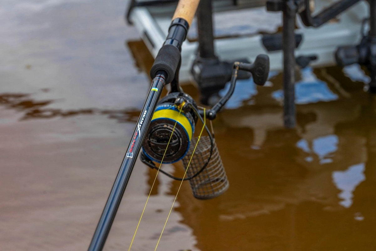Preston Bait Up Xtreme voerhengel – detail van de modelopdruk, molen met gele lijn en hangende voerkorf