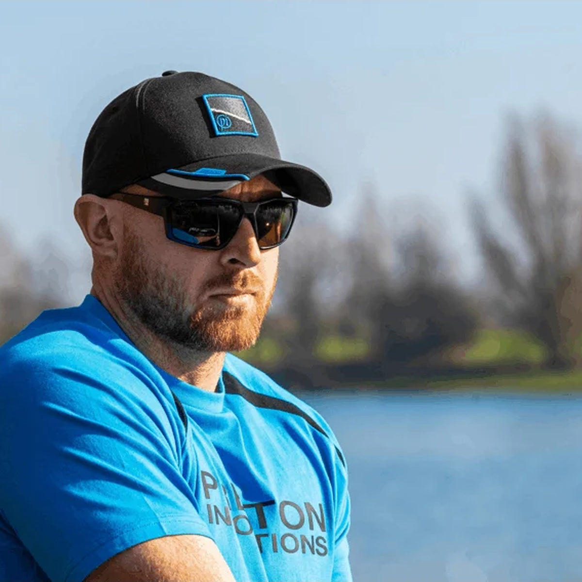 Preston Black Apex Cap – zijaanzicht gedragen