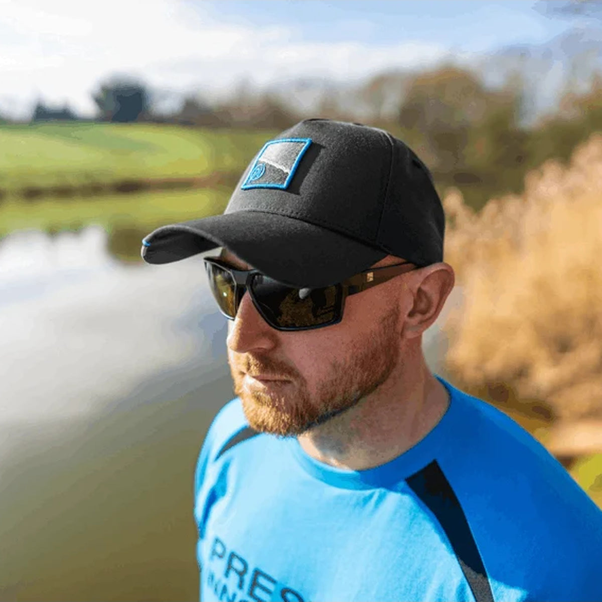 Preston Black Apex Cap – gedragen aan de waterkant