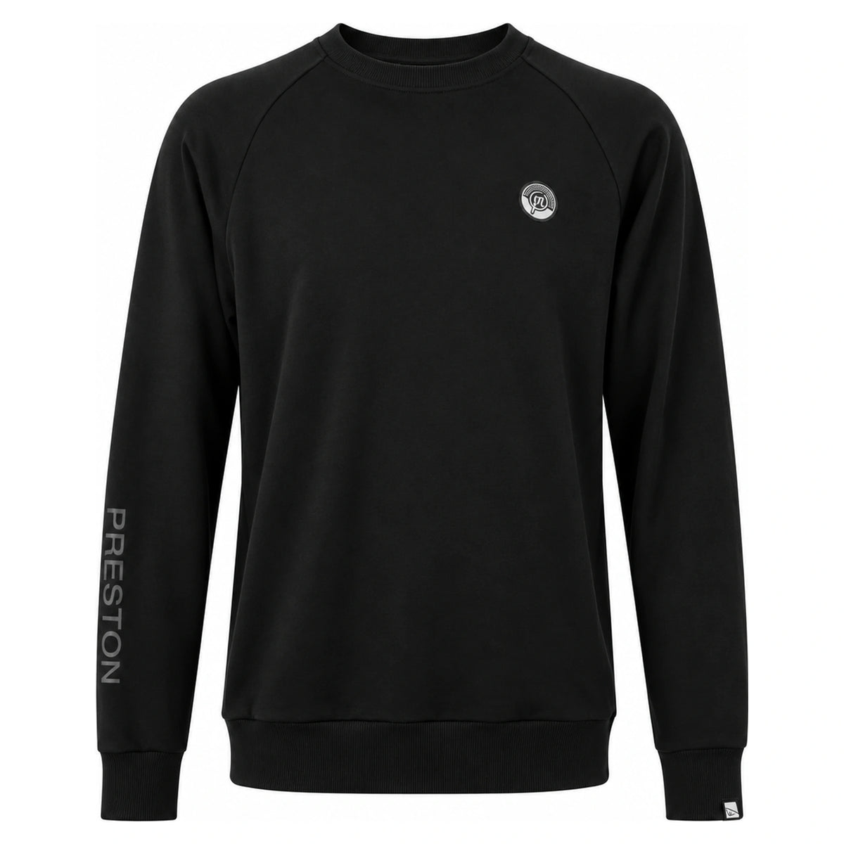 Preston Black Minimal Sweatshirt: volledig vooraanzicht van de zwarte trui met ronde hals en grijze borstbadge
