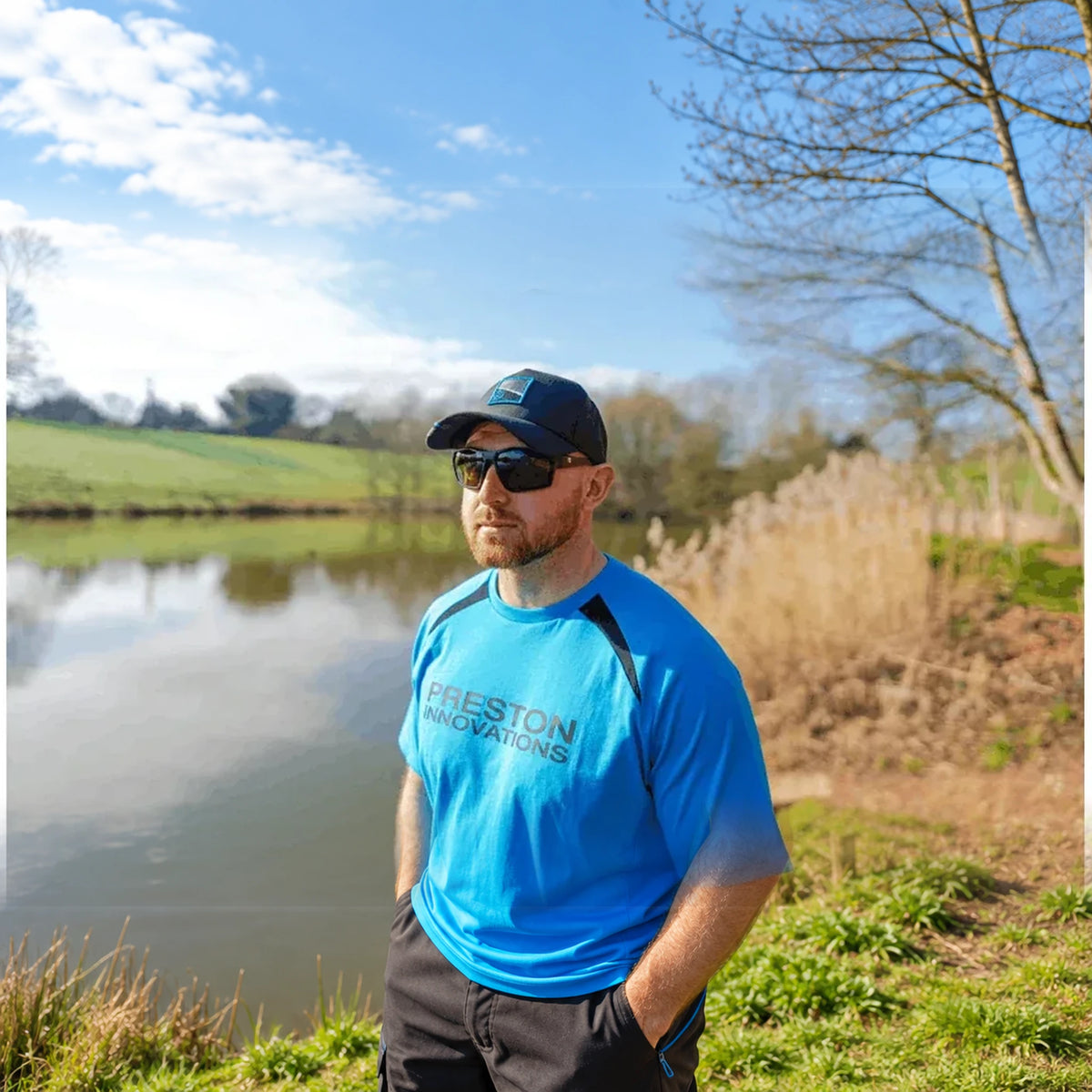 Preston Blue Breeze T-shirt gedragen portret aan het water