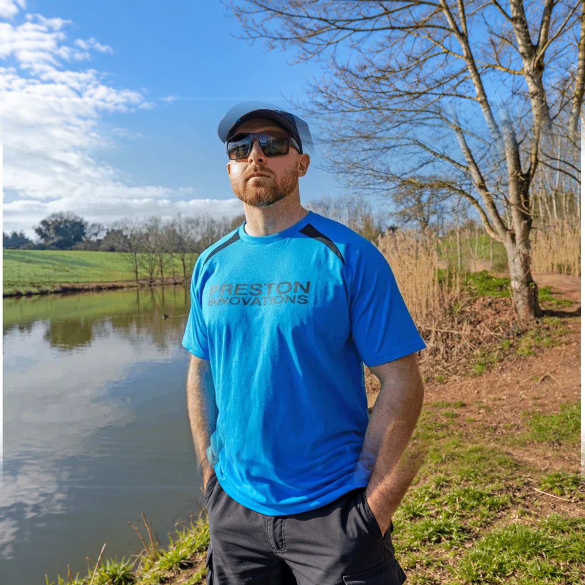 Preston Blue Breeze T-shirt gedragen vooraan aan de vijver