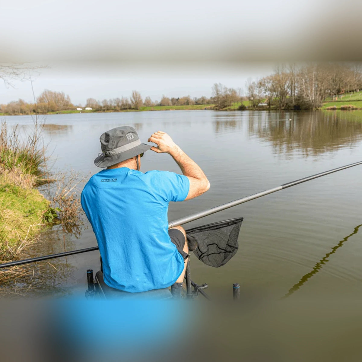 Preston Boonies grijze vissershoed gedragen tijdens het vissen