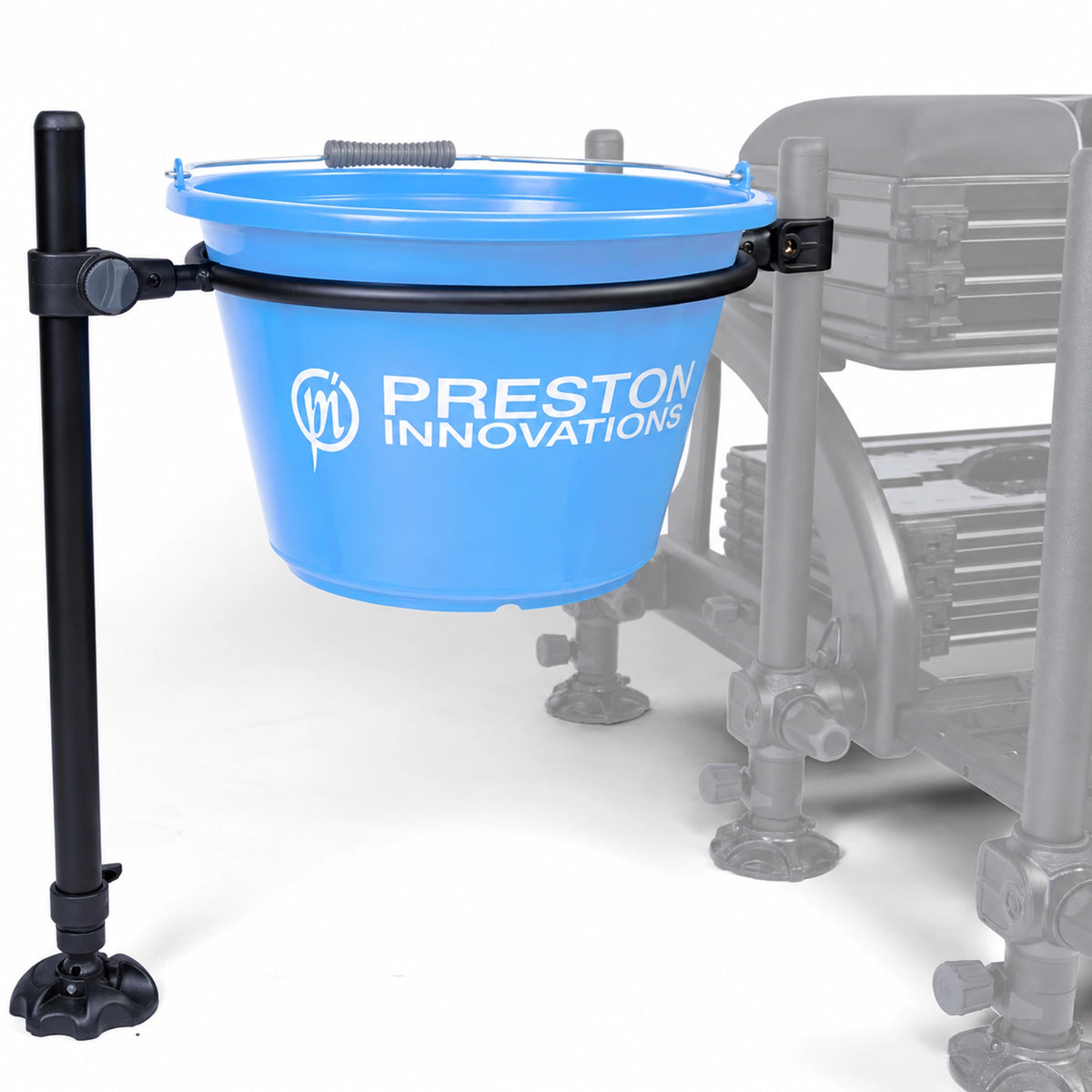 Preston Bucket Support met blauwe Preston-voeremmer, ronde steunring, verstelbare steunpoot en zitkist