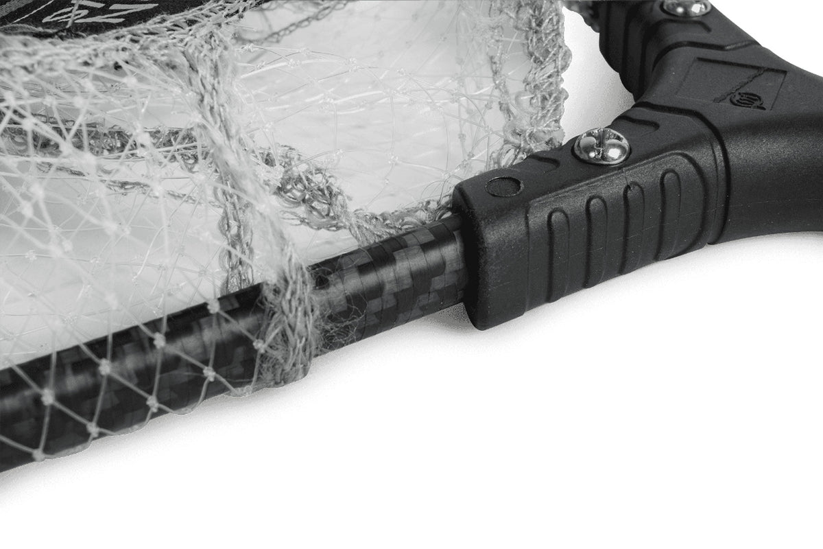 Preston Carbon Euro Match Landing Net – carbon frame en zwart spreidblok met schroeven