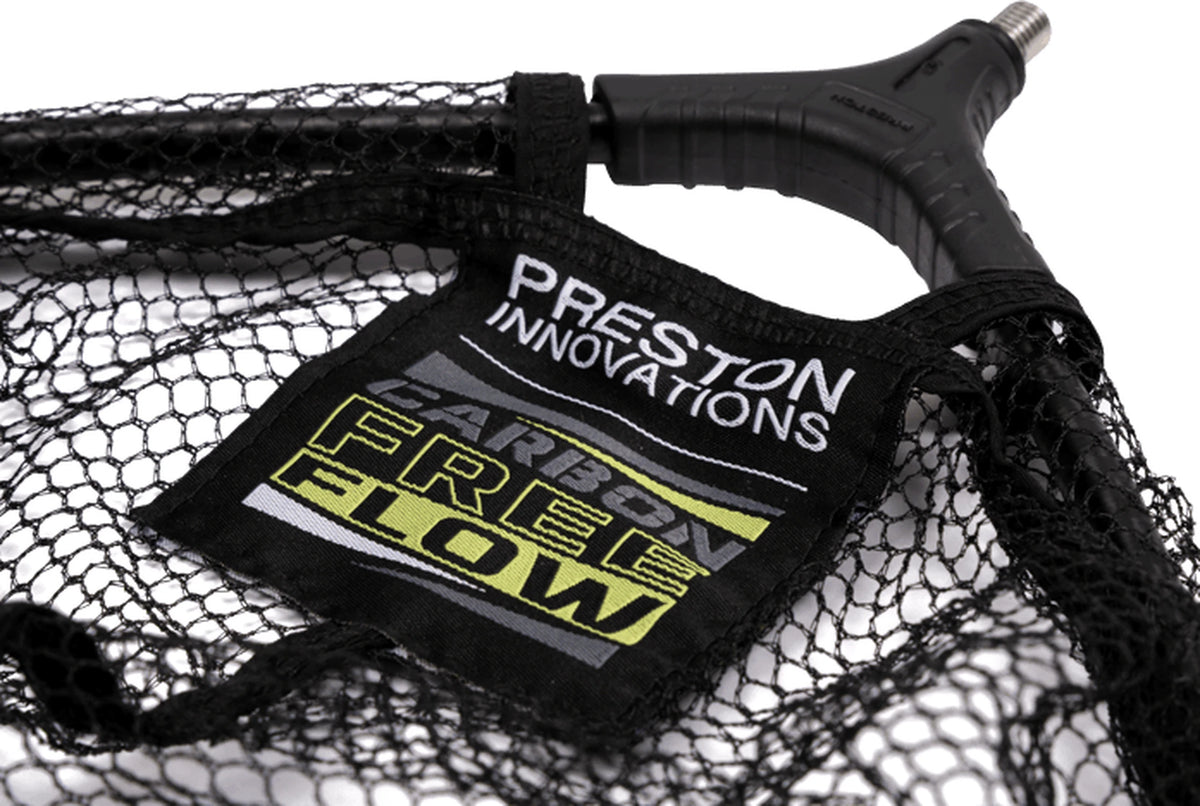 Detail van het spreidblok, de schroefdraad en het Preston Innovations Carbon Free Flow-etiket op het zwarte schepnet