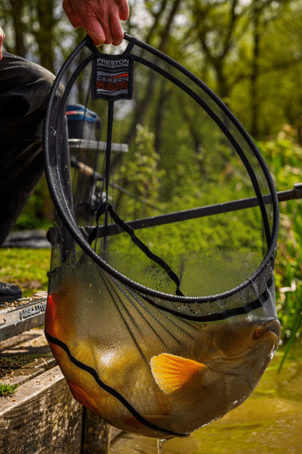 Preston Carbon Hair Mesh Landing Net – opgetild schepnet met vis en zichtbaar label