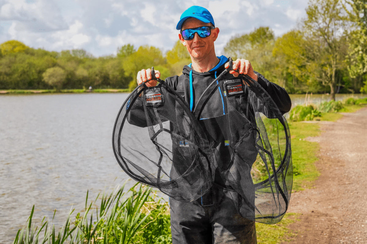 Preston Carbon Hair Mesh Landing Net – visser met twee netmaten aan de waterkant