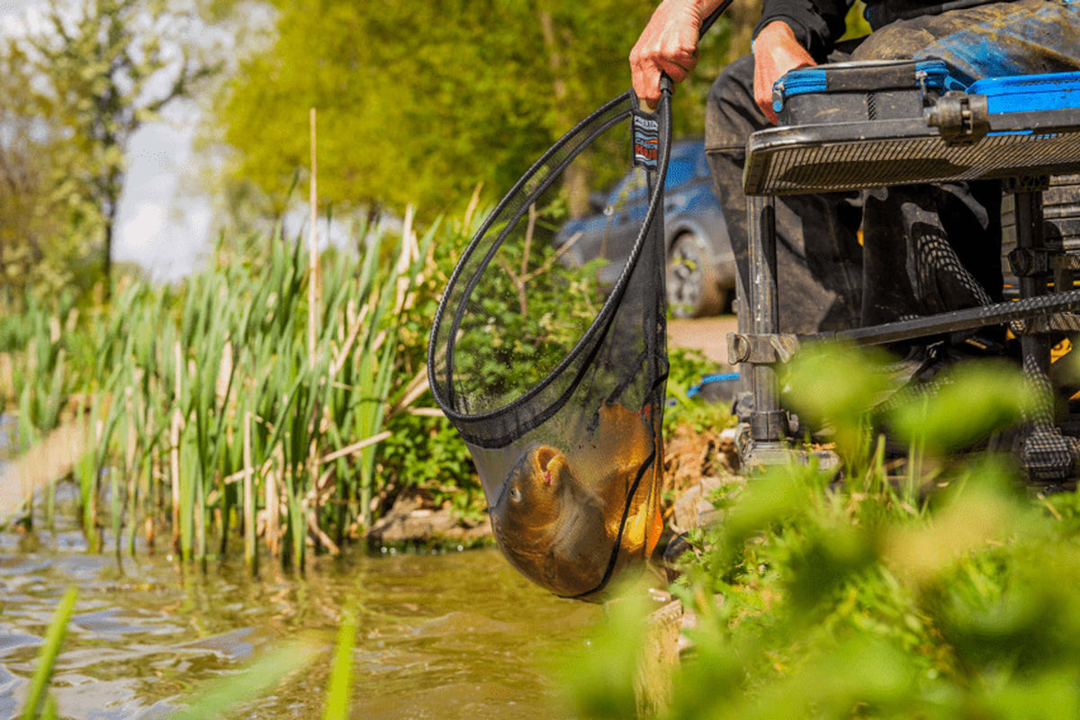 Preston Carbon Hair Mesh Landing Net – vis in het schepnet naast de zitkist