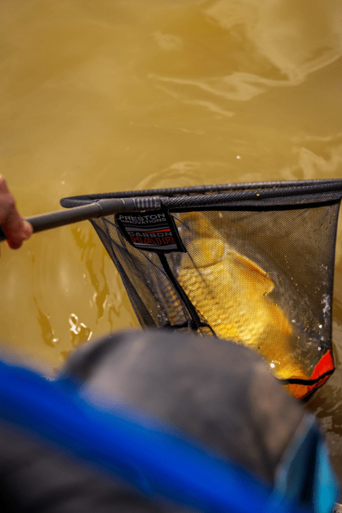 Preston Carbon Hair Mesh Landing Net – vis in het net aan het wateroppervlak