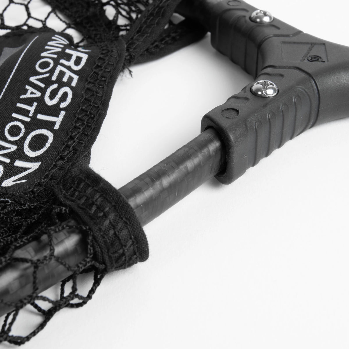 Preston Carbon Match Landing Nets – detail van carbon frame en schroefverbinding