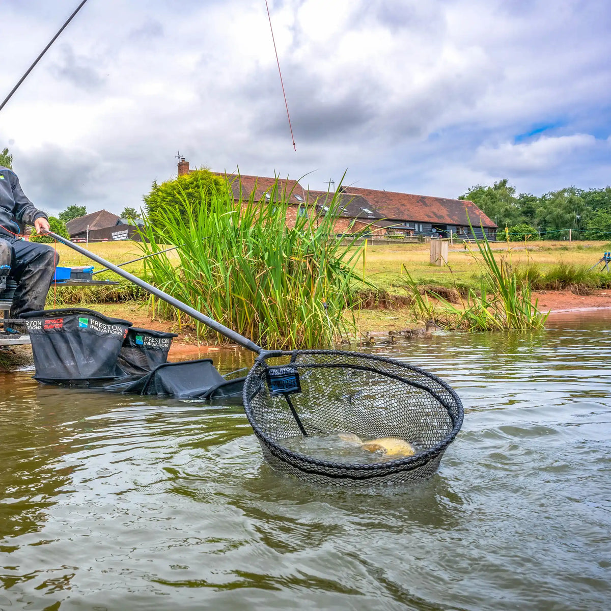 Preston Carbon Match Landing Nets – schepnet in gebruik tijdens het landen