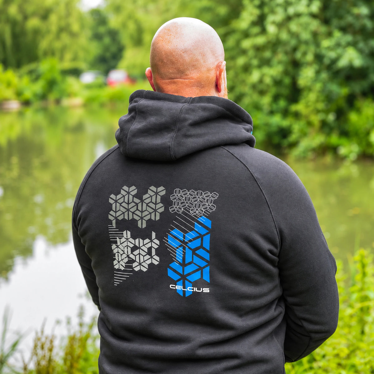 Preston Celsius Hoodie – achteraanzicht aan het water met grijs, wit en blauw sneeuwvlokmotief