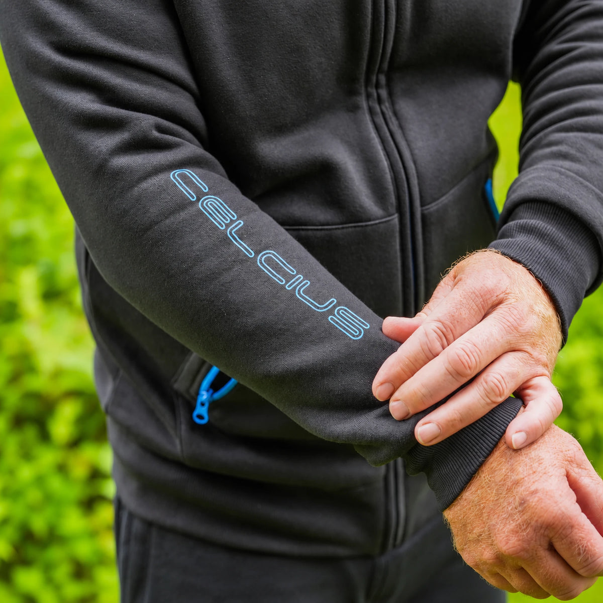 Preston Celsius Hoodie – detail van het blauwe CELCIUS-opschrift op de mouw en de ribboord