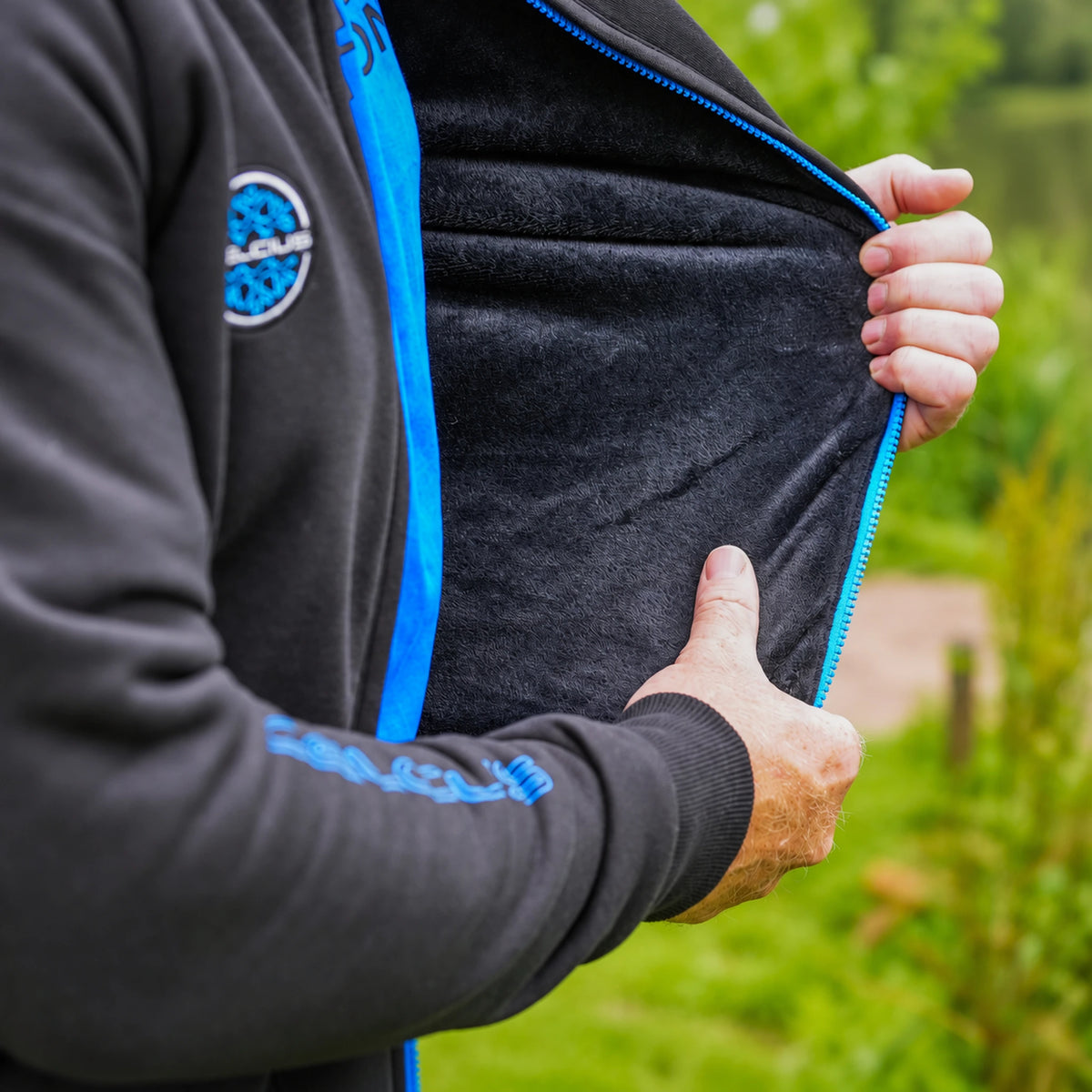 Preston Celsius Hoodie – detail van de warme fleecevoering en blauwe ritssluiting