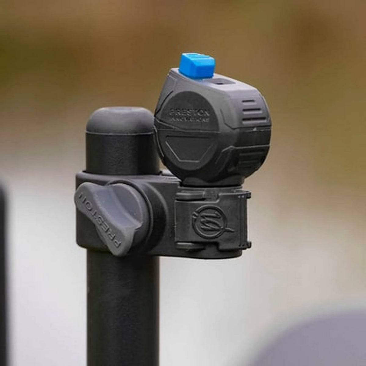 Preston Offbox Clicker Counter – gemonteerd naast hengelsteun