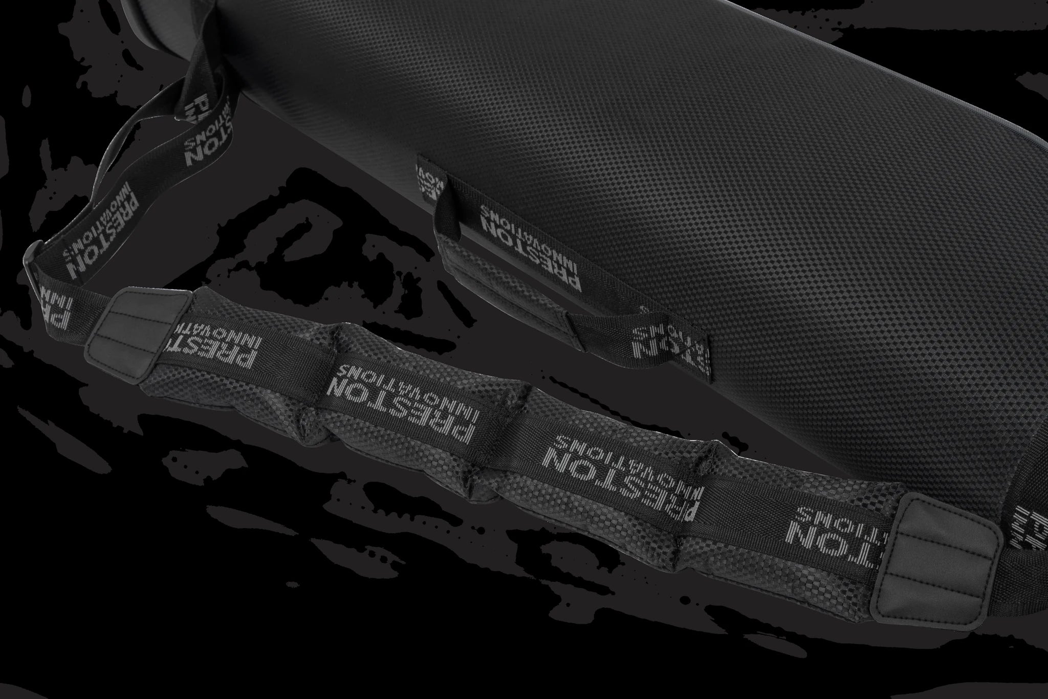 Preston Competition XS 2 Rod Holdall 165cm – verstelbare draagriemen en gespen in close-up