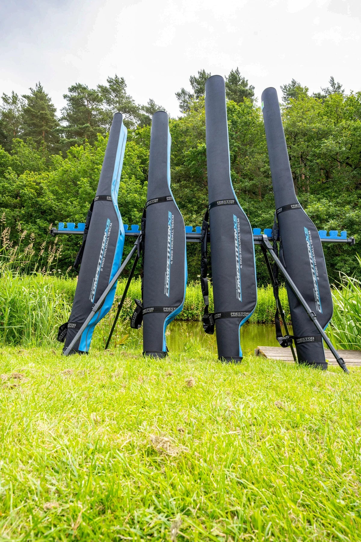 Preston Competition XS 2 Rod Holdall 165cm – slank zijaanzicht op zwarte achtergrond