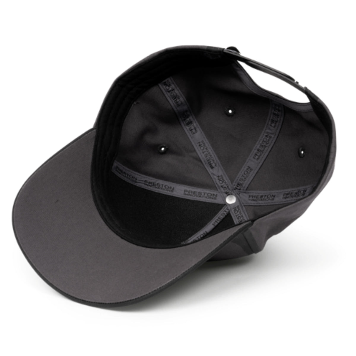 Binnenkant van de Preston Core Collection Cap met merkbanden, ventilatiegaatjes en zwarte zweetband
