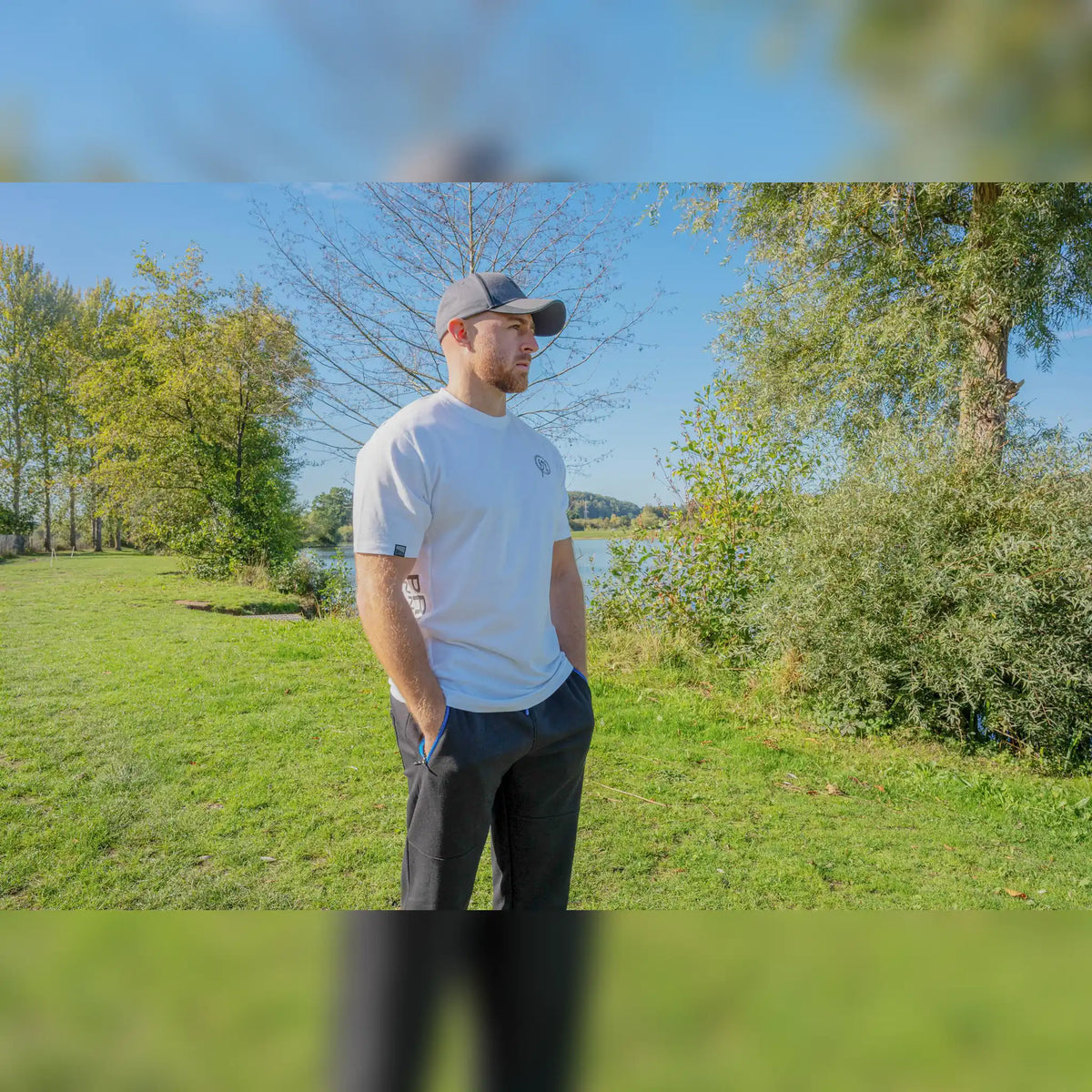 Preston Core Collection T-shirt White – gedragen T-shirt van voren aan het water