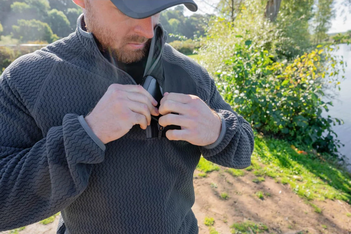Preston Core Collection Zig Zag Fleece: de korte halsrits wordt dichtgetrokken, met grijze biezen en zigzagstof