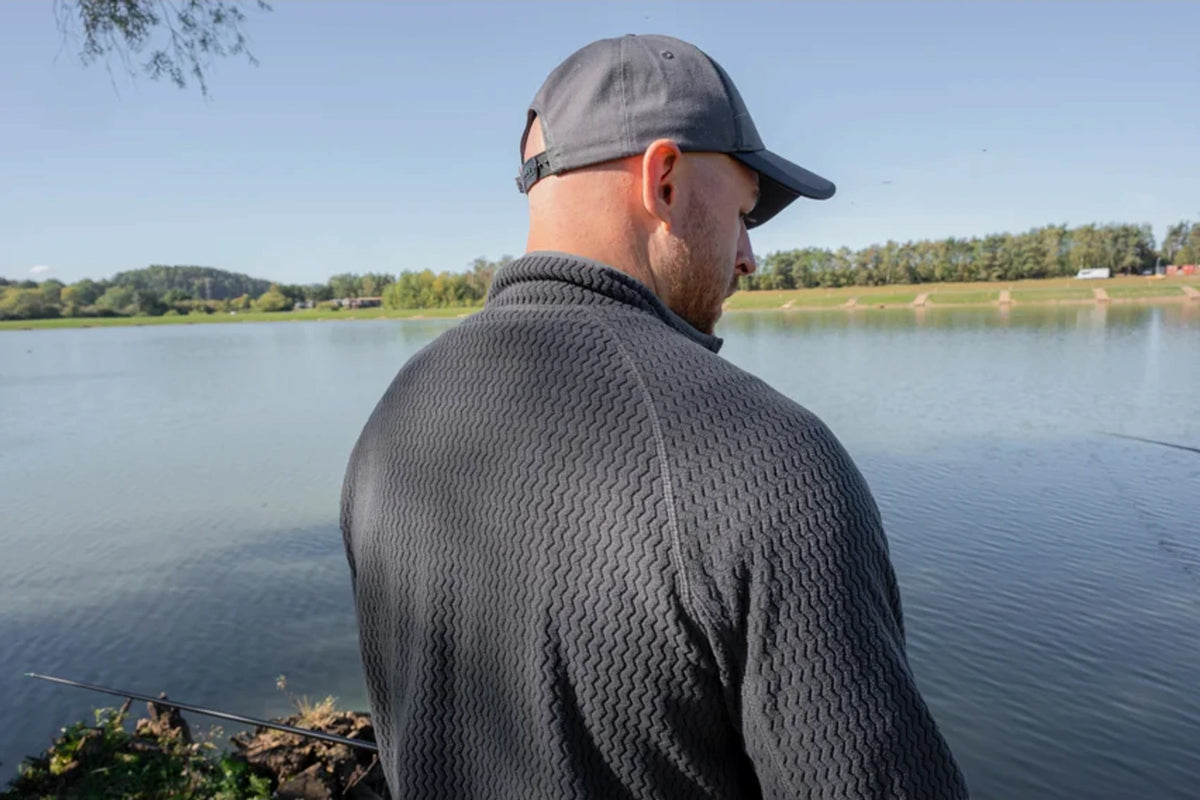 Preston Core Collection Zig Zag Fleece gedragen aan de vijver, achteraanzicht met grijze zigzagstructuur