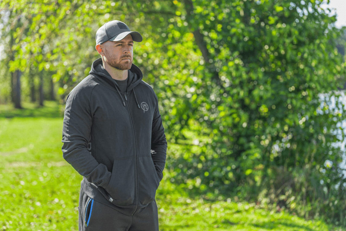 Preston Core Collection Zip Hoodie gedragen met de handen in de voorzakken en capuchon omlaag