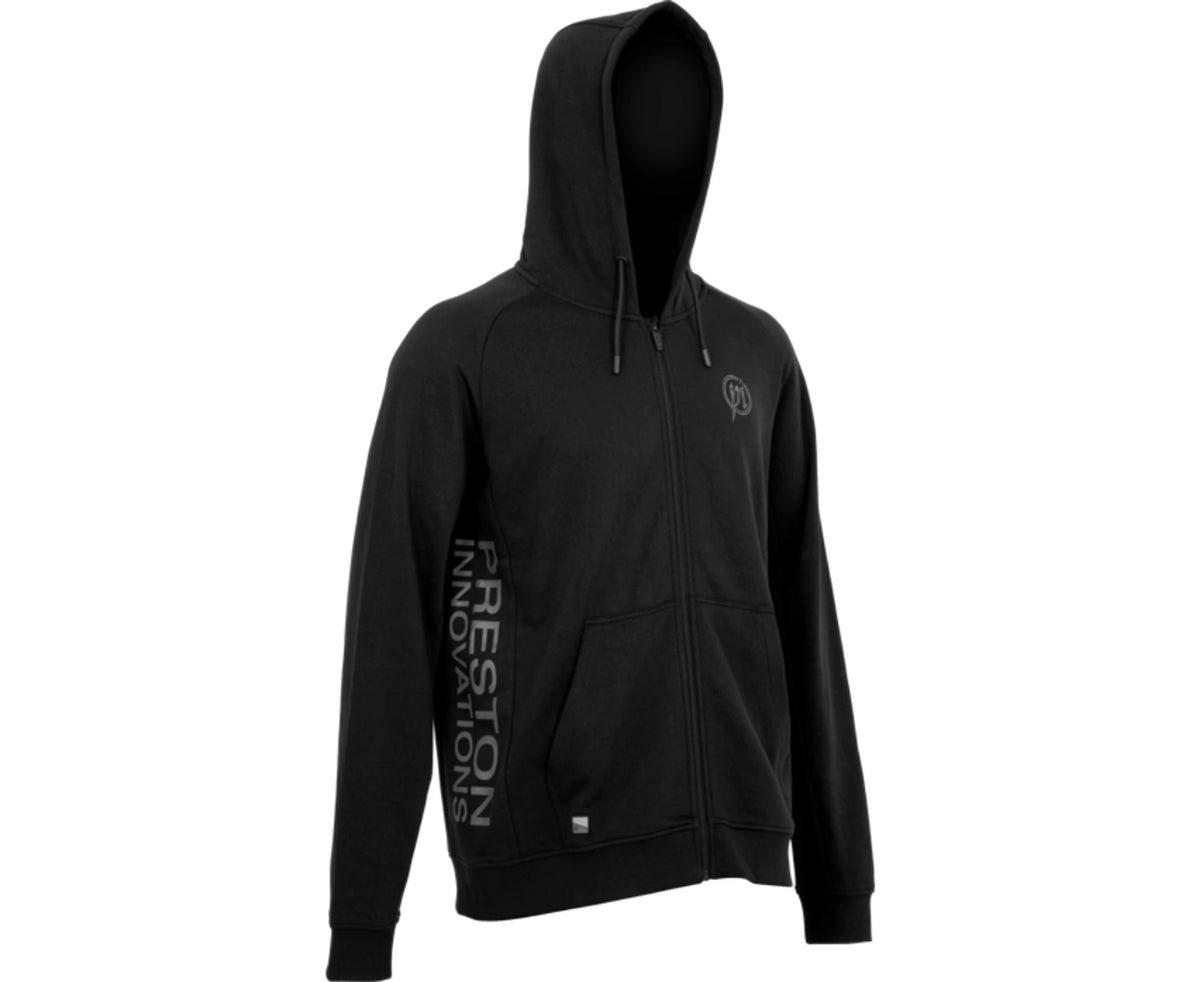 Preston Core Collection Zip Hoodie schuin van voren, met opstaande capuchon en verticale Preston-opdruk