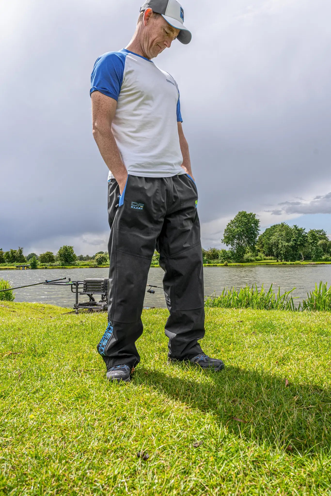 Preston DF Ultra 25K Trousers vooraanzicht van de regenbroek gedragen aan de waterkant