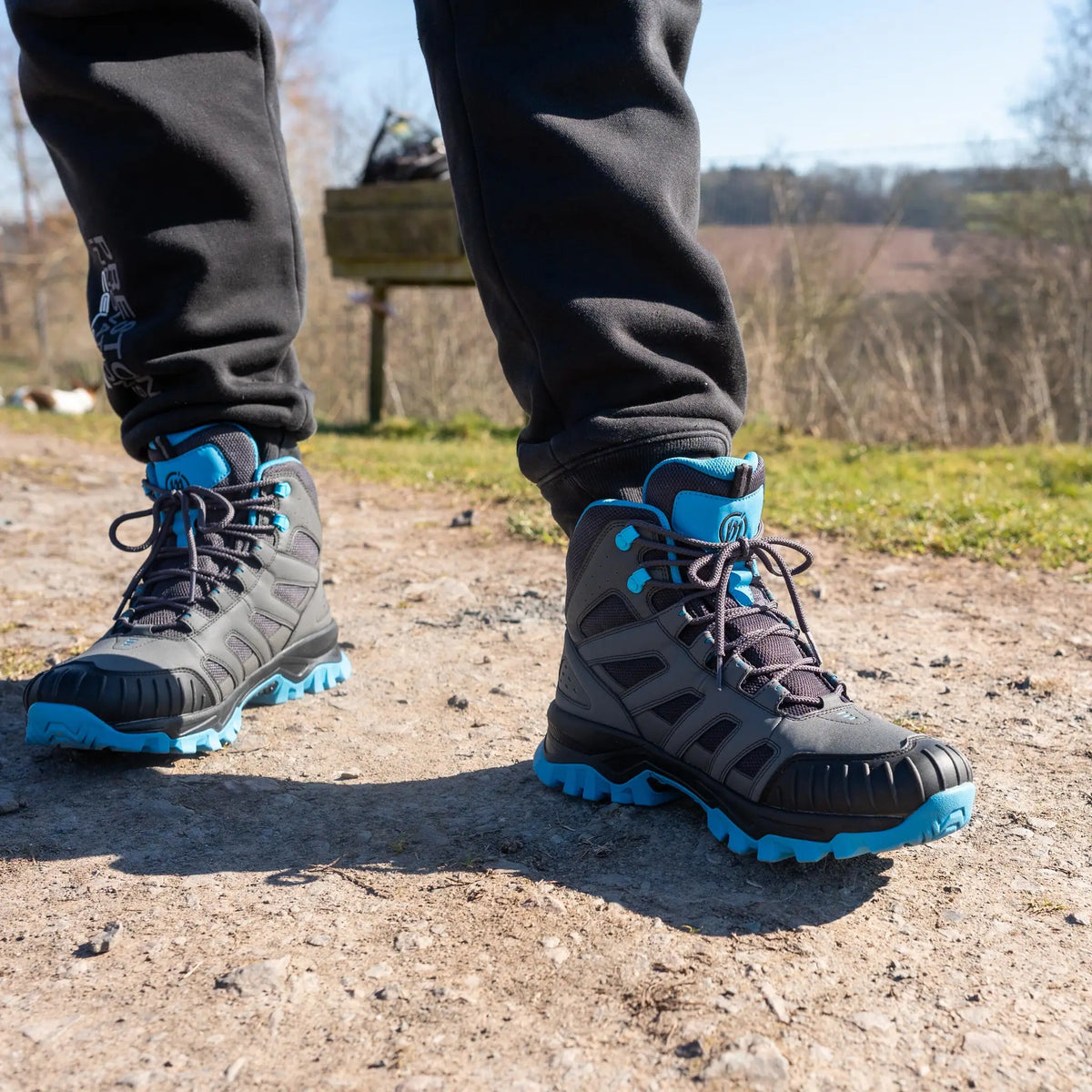 Preston DF Ultra All Terrain Boots – beide schoenen gedragen op een onverhard pad