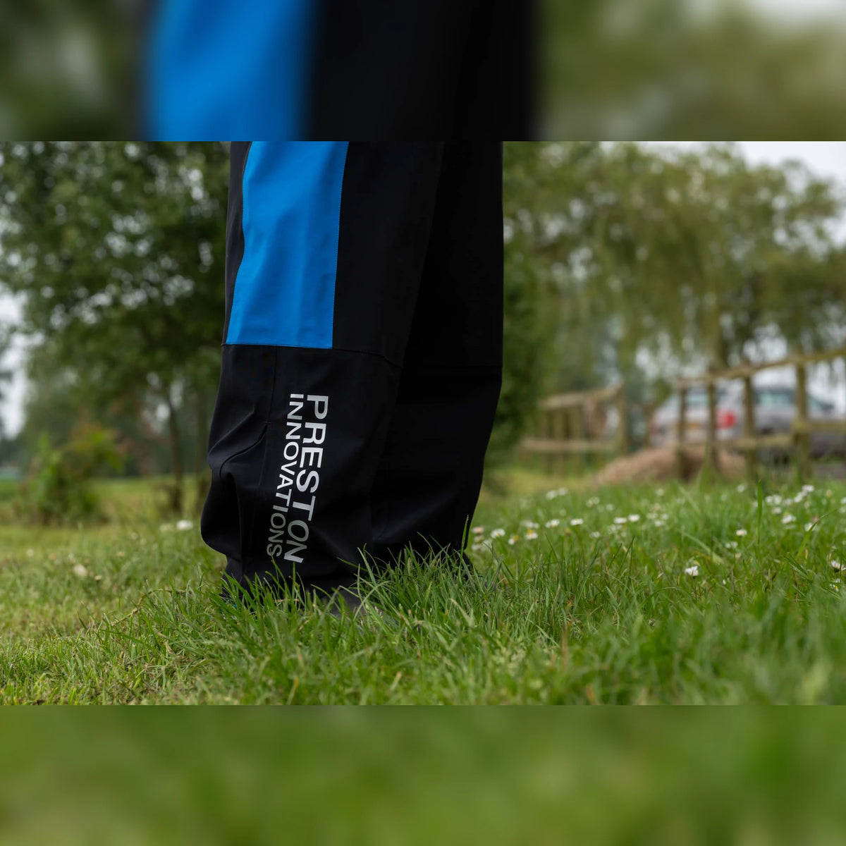 Preston DF Ultra Suit – Preston-opdruk op de broekspijp