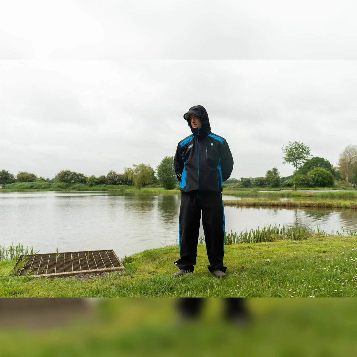 Preston DF Ultra Suit – compleet regenpak met capuchon aan de waterkant