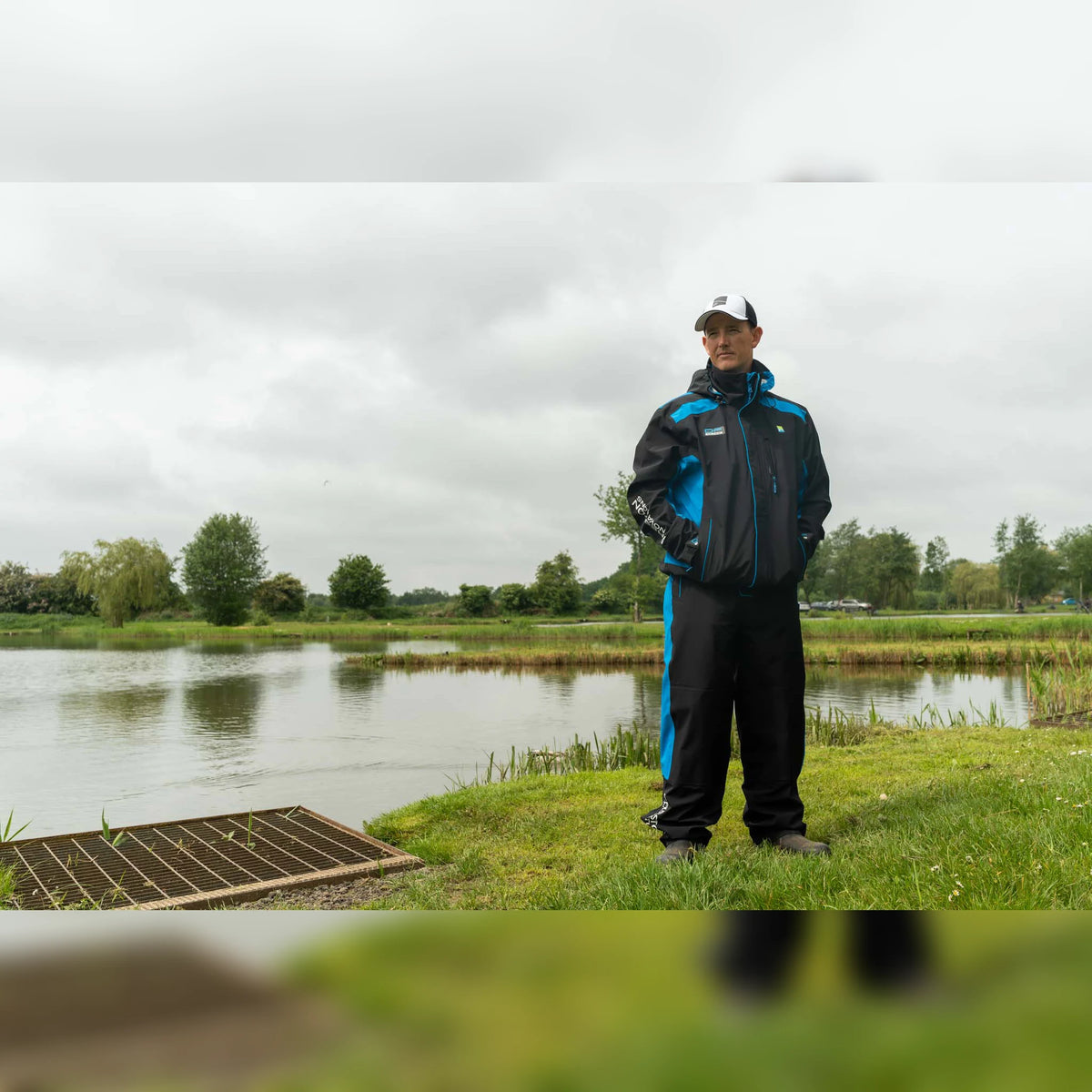 Preston DF Ultra Suit – compleet regenpak gedragen aan de waterkant