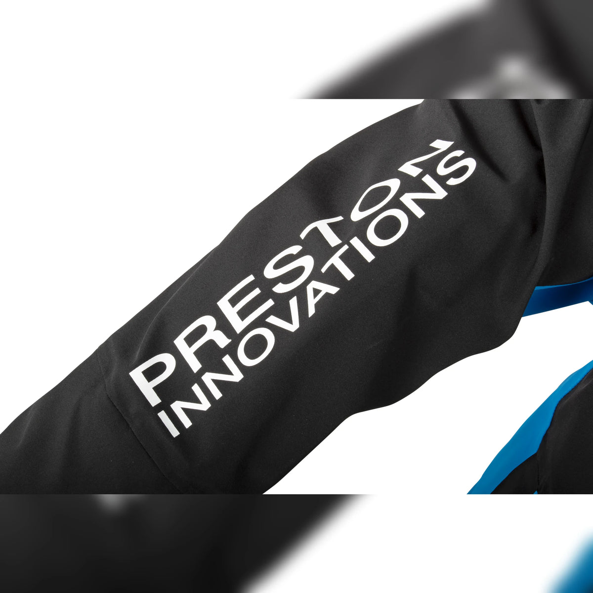 Preston DF Ultra Suit – originele PRESTON INNOVATIONS-opdruk op de mouw