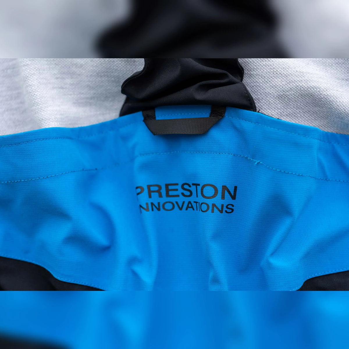 Preston DF Ultra Suit – blauwe rugpartij met Preston Innovations-opdruk