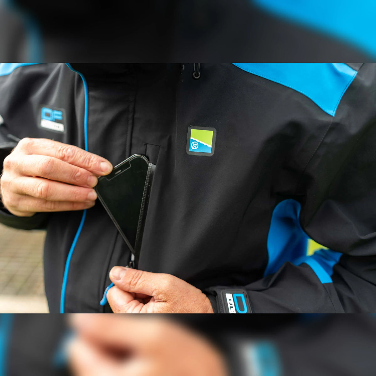 Preston DF Ultra Suit – telefoon in de borstzak van de jas