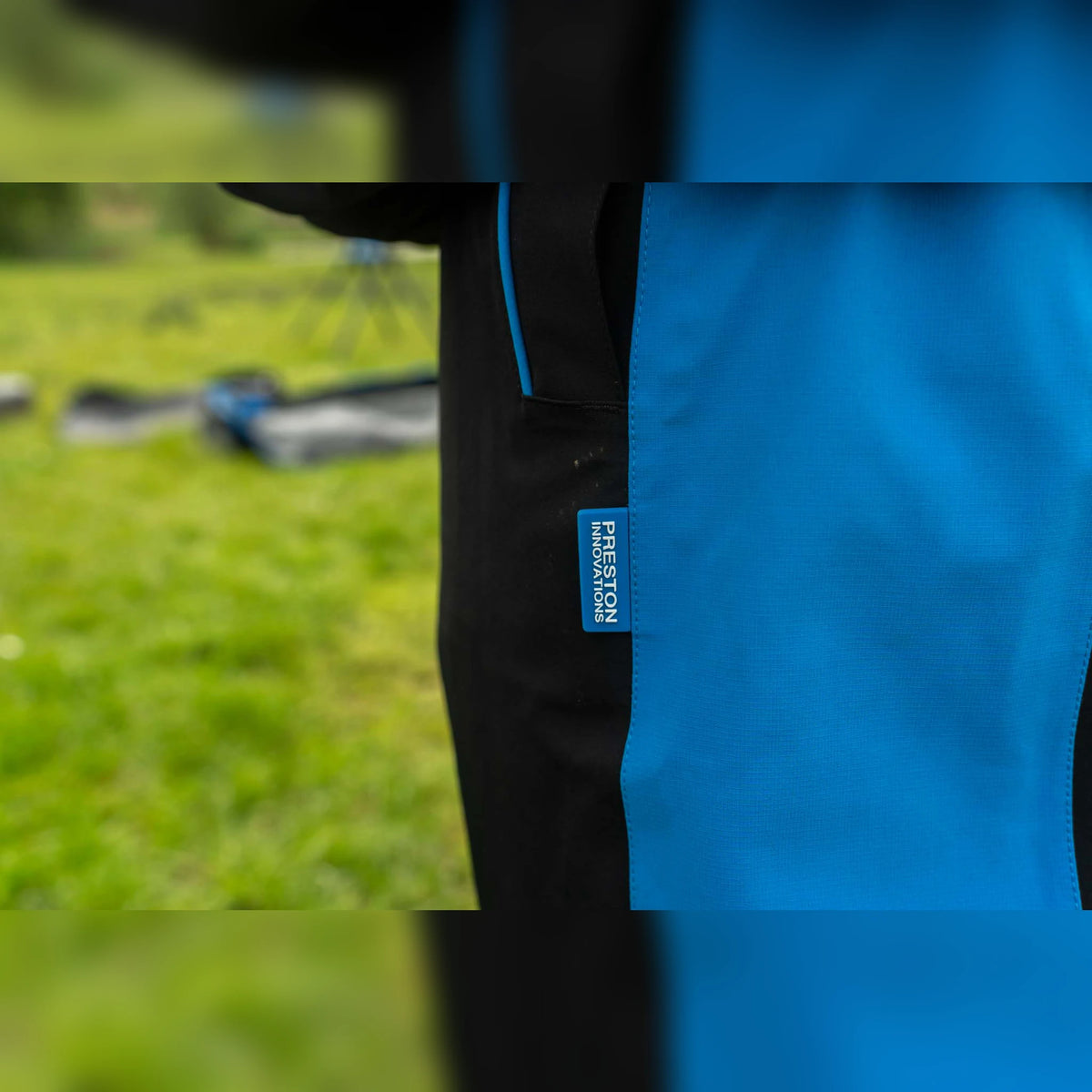 Preston DF Ultra Suit – bib & brace van opzij aan de waterkant