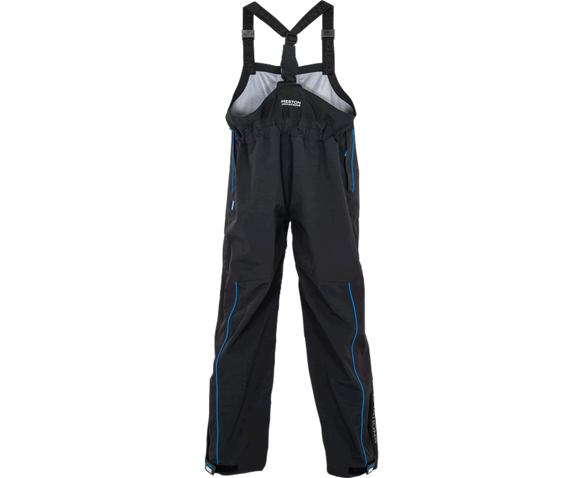 Preston DFH Suit – achteraanzicht van de zwarte bib & brace met schouderbanden en blauwe accenten