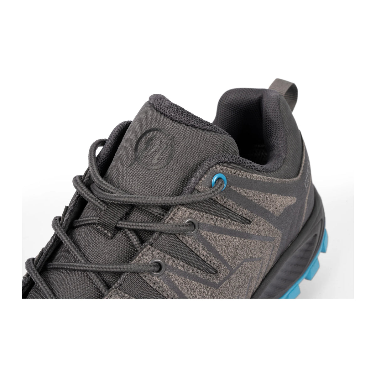 Preston DriFish All Terrain Trainers – detail van de tong, Preston-logo en veters