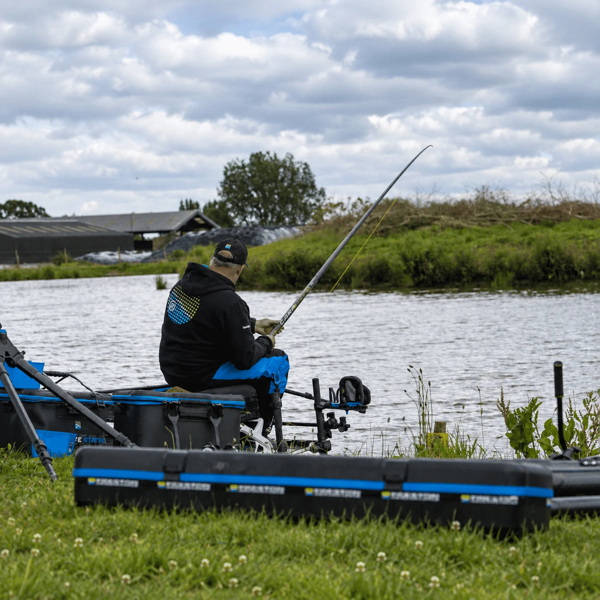 Preston Dura Carp 600 met visser op een visplatform