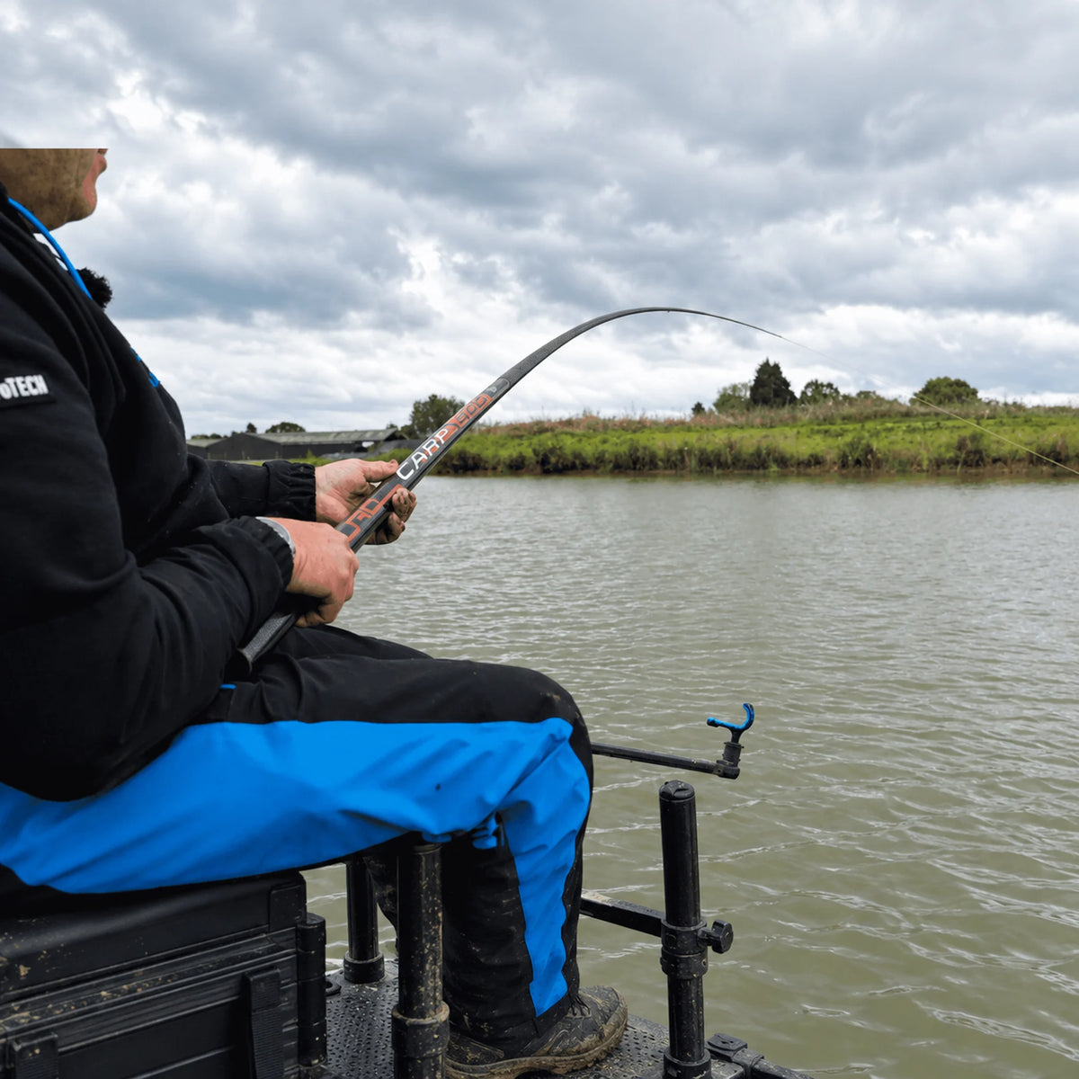 Preston Dura Carp 600 gebogen tijdens het drillen van een vis