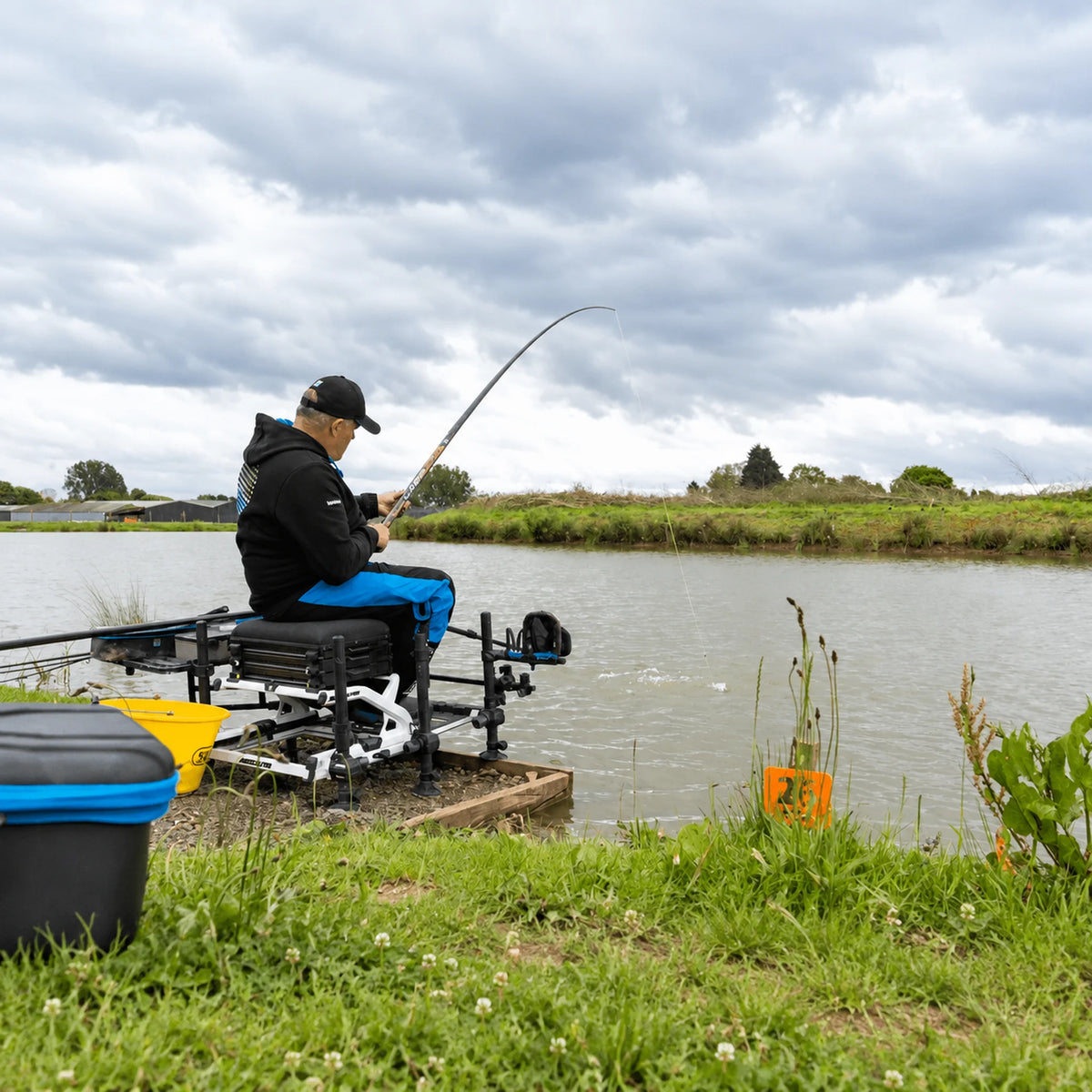 Preston Dura Carp 600 in gebruik door een visser aan het water